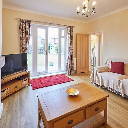 Host & - Wardman Crescent * Redcar