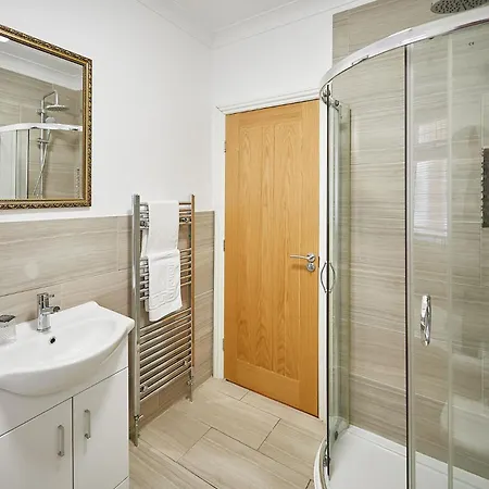 Host & - Wardman Crescent Feriehus *