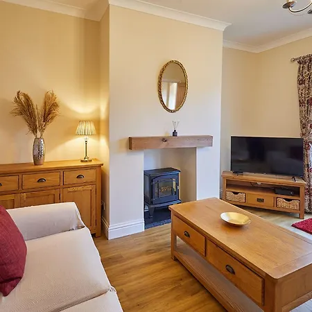 Host & - Wardman Crescent * Redcar
