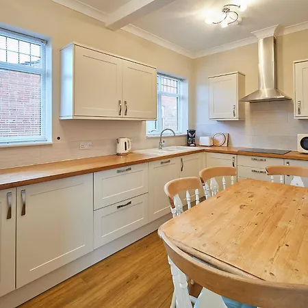 Host & - Wardman Crescent * Redcar